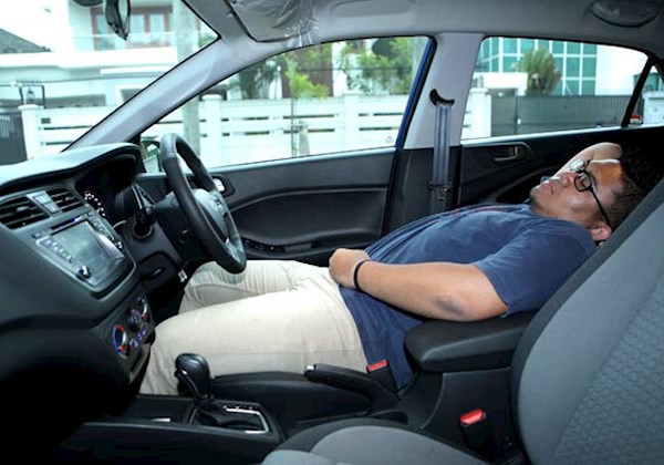 Bahaya Tidur di Mobil Kondisi Mesin dan AC menyala